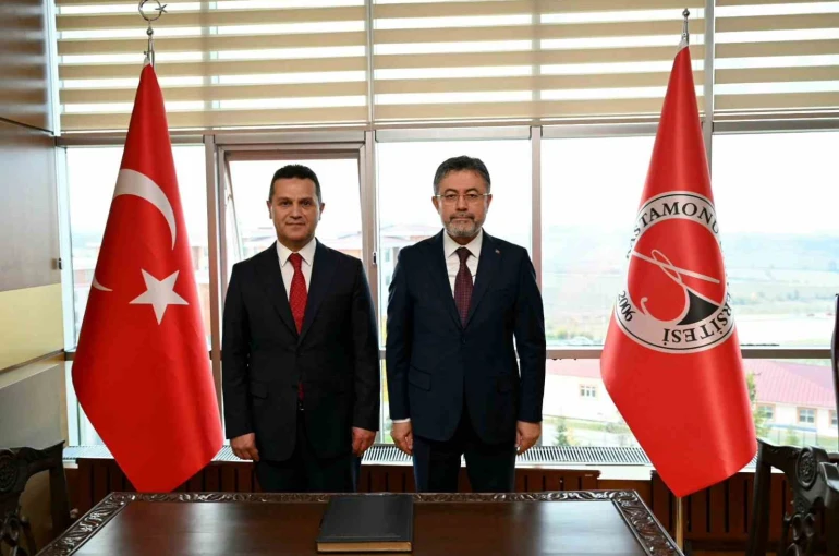 Bakan Yumaklı, Rektör Topal’dan çalışmalarla ilgili bilgi aldı 