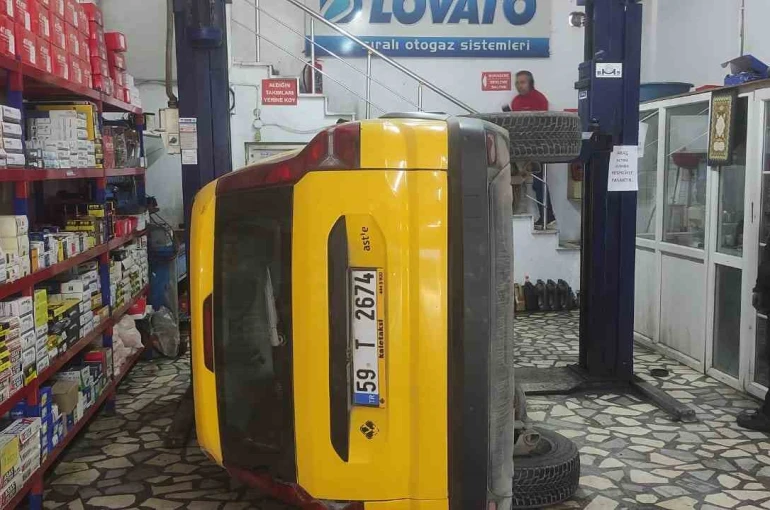 Bakım için servise bırakılan taksi liftten düştü