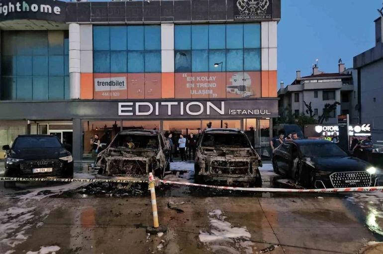 Bakırköy’de 50 milyon TL değerinde 4 otomobil alevlere teslim oldu 