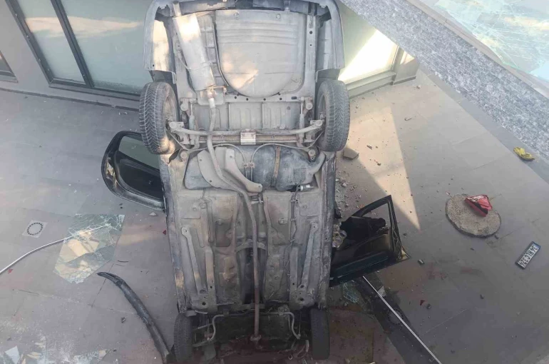 Bakırköy’de araç bina boşluğuna uçtu: 2 yaralı