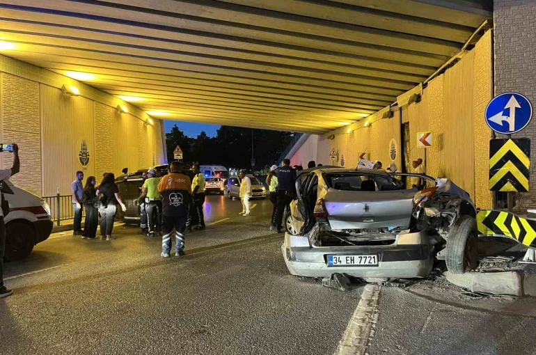 Bakırköy’de hafif ticari araç ile otomobil çarpıştı: 5 yaralı 