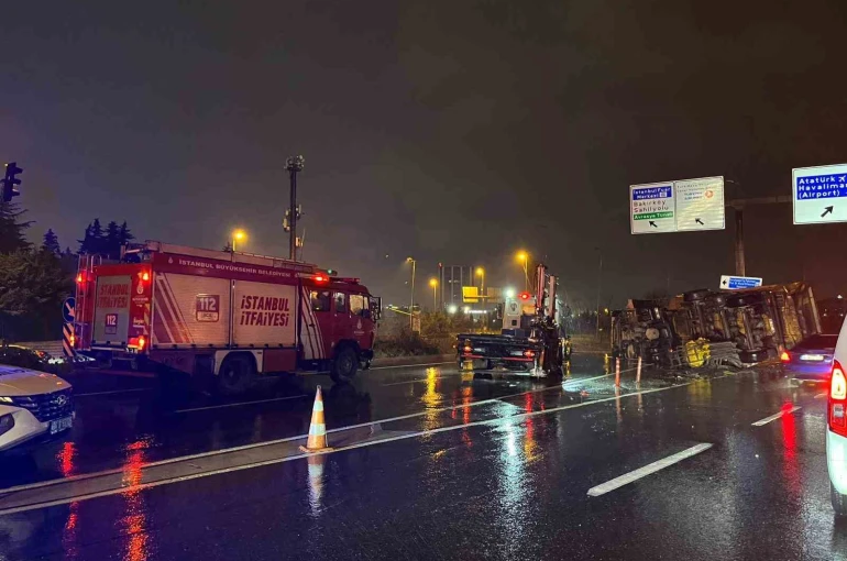 Bakırköy’de hafriyat kamyonu bariyere çarparak devrildi: 2 yaralı 
