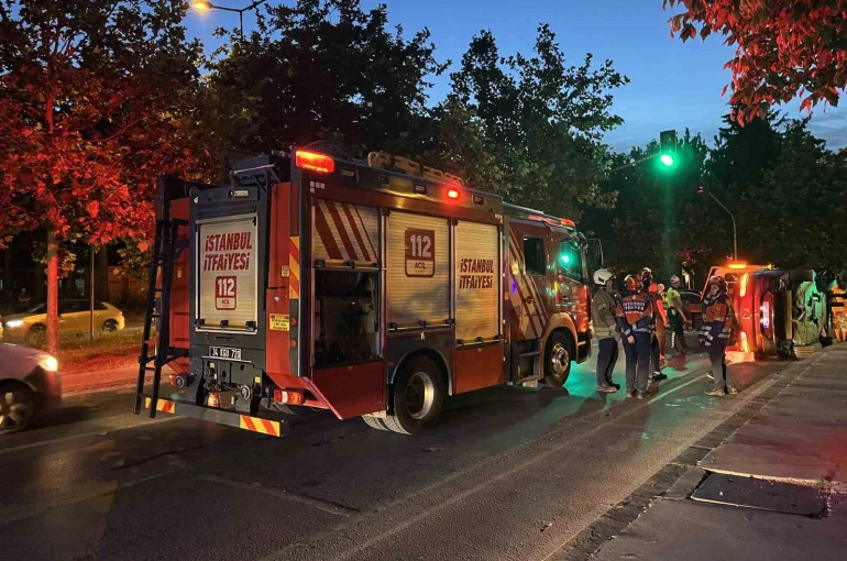 Bakırköy’de kaza yapan lüks araç yan yattı: 2 yaralı