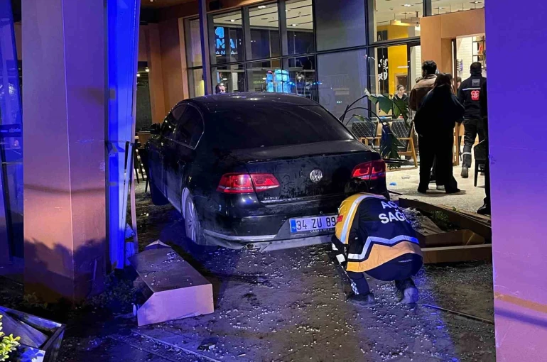 Bakırköy’de kontrolden çıkan araç kafeye daldı: 6 yaralı 