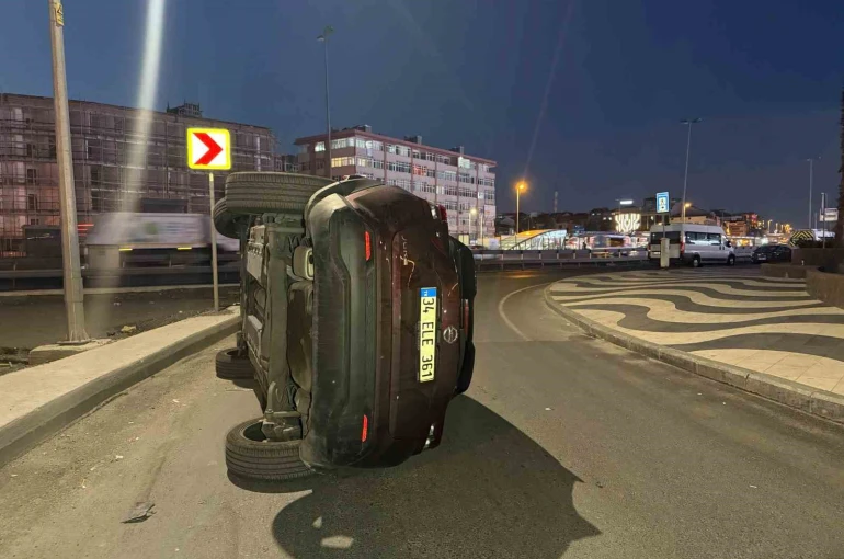 Bakırköy’de otomobil refüje çarpıp devrildi: 1 yaralı 