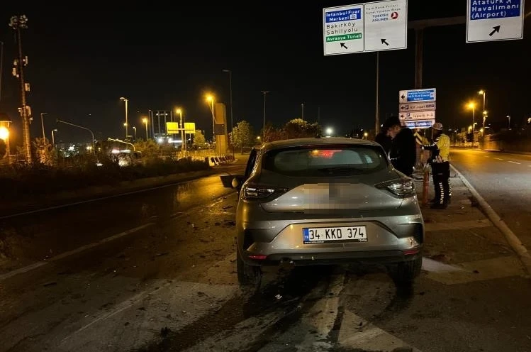 Bakırköy’de seyir halindeki otomobil, tıra arkadan çarptı: 1 yaralı 