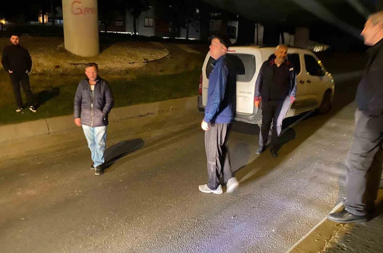 Bakırköy’de yolda kalan araç trafiği kilitledi: Yolcularla sürücü arasında tartışma kamerada 