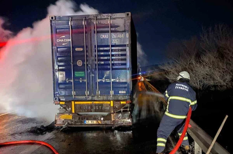 Balatalarından tutuşan tırdaki yangın kısa sürede söndürüldü 