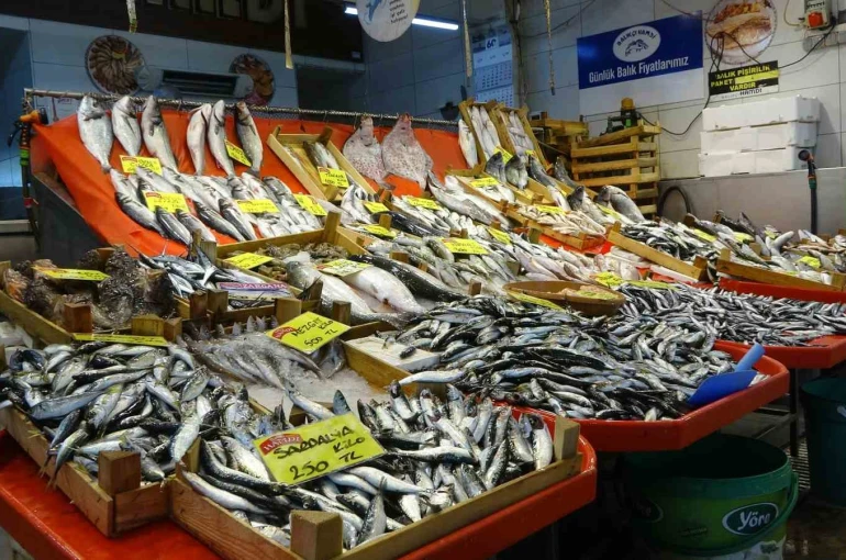 Balık tezgahları kış aylarını aratmıyor 