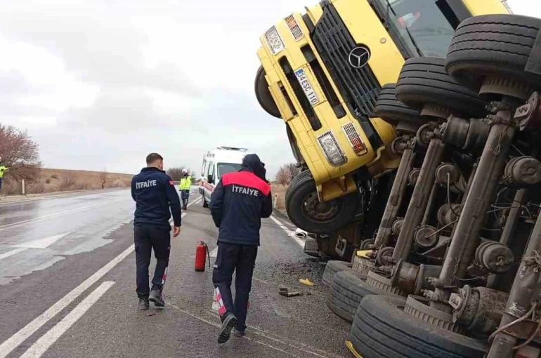 Balık yemi yüklü tır devrildi 