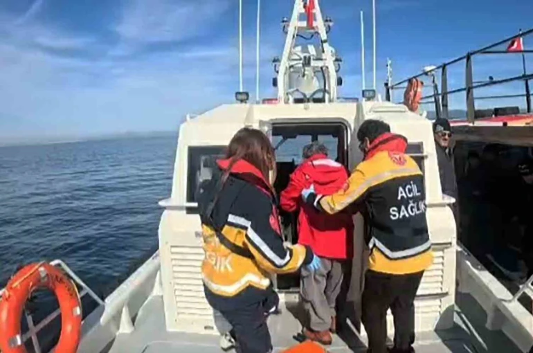 Balıkçı teknesinde rahatsızlanan vatandaşa Sahil Güvenlikten tıbbi tahliye 