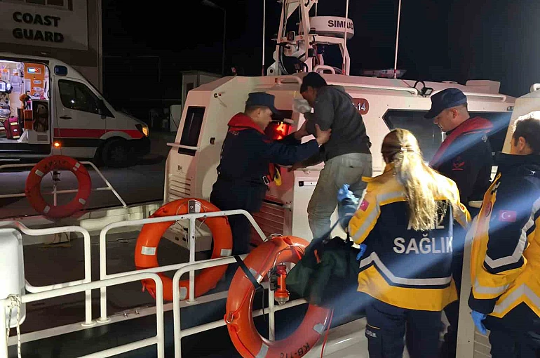 Balıkçı teknesinde yaralanan vatandaşa Sahil Güvenlikten tıbbi tahliye 