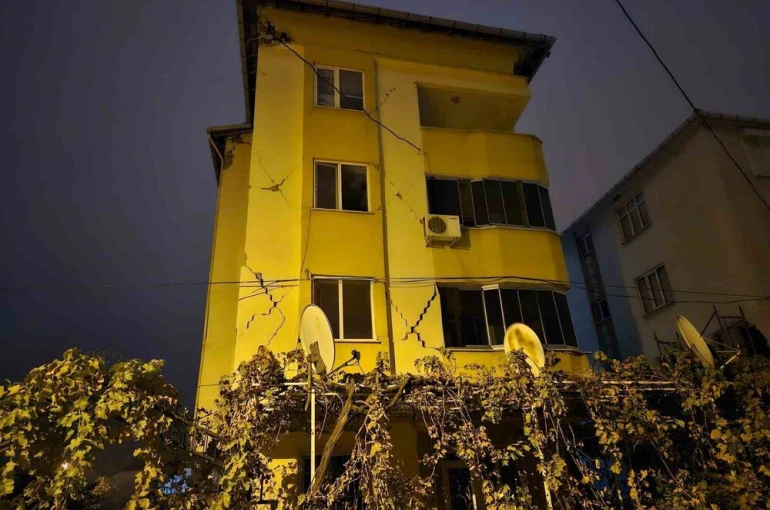 Balıkesir gece boyu sallandı 