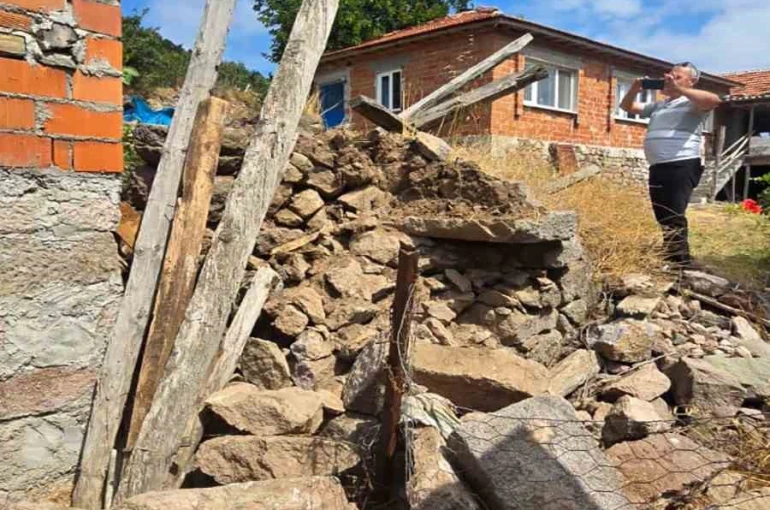 Balıkesir’de 4.9 büyüklüğünde depremde 2 metruk evde çökmeler meydana geldi 