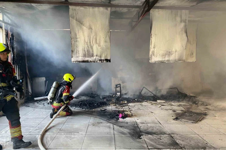 Balıkesir’de balkonda çıkan yangın tüm binayı yakıyordu