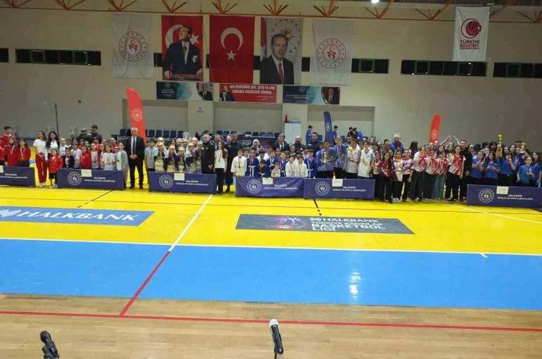 Balıkesir’de Çocuk Sporları Şenliği ödül töreni ile tamamlandı 