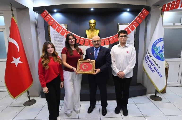 Balıkesir’de eğitimde ikinci dönem, bayrak sevgisiyle başladı 