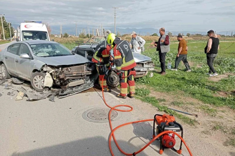 Balıkesir’de iki otomobil kafa kafaya çarpıştı: 3 yaralı