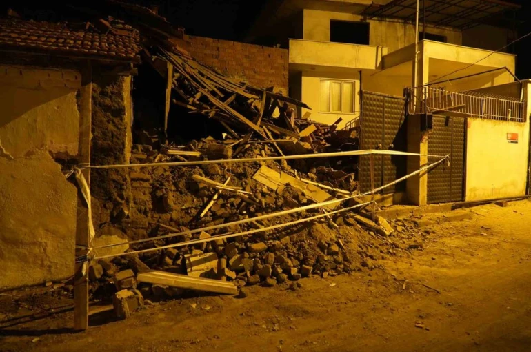 Balıkesir’de metruk bina çöktü 