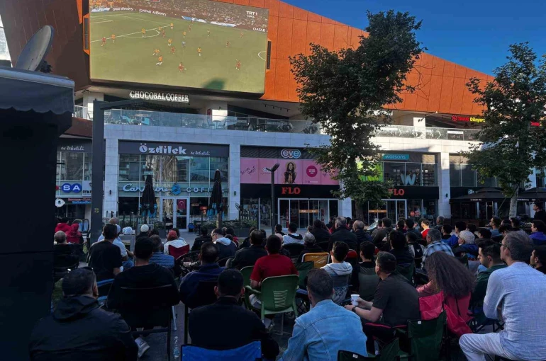 Balıkesir’de milli heyecan dev ekranlarda izlendi