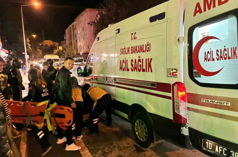 Balıkesir’de motosiklet yayaya çarptı: 2 yaralı 
