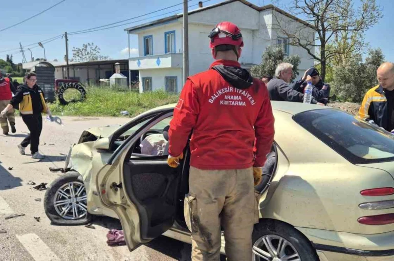 Balıkesir’de otomobiller çarpıştı: 3’ü ağır 6 yaralı 