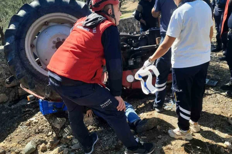 Balıkesir’de traktör devrildi, sürücü yaralandı 