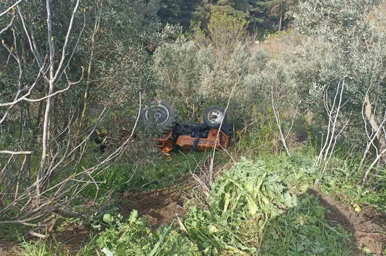 Balıkesir’de traktör şarampole uçtu; 2 yaralı 