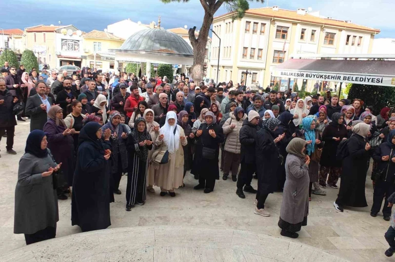 Balıkesir’de umreciler dualarla uğurlandı 