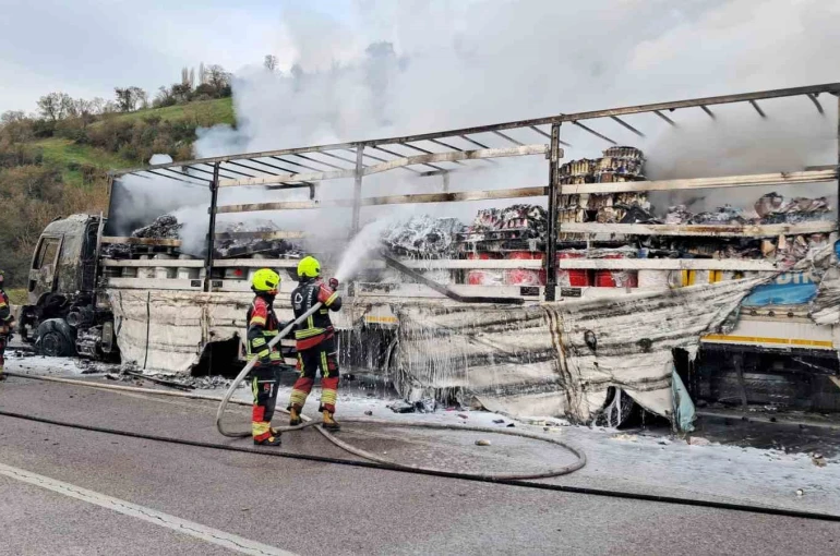Balıkesir’de yanan tır kullanılmaz hale geldi 