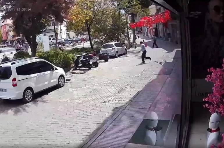 Balıkesir’de yaşanan deprem anı saniye saniye güvenlik kamerasına yansıdı 