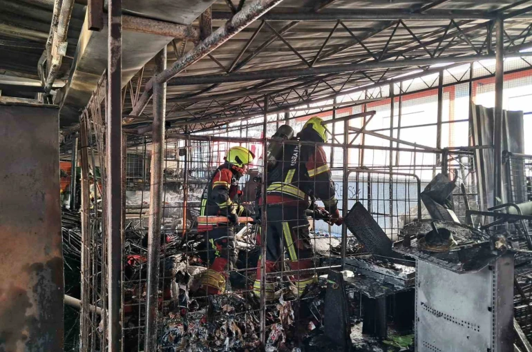 Balıkesir’de zincir market deposunda yangın 