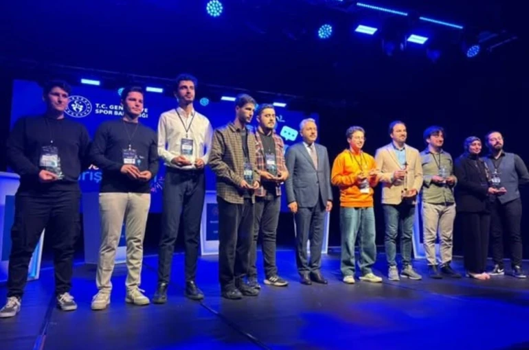 Balıkesirli gençler bilgi yarışmasında Türkiye birincisi 