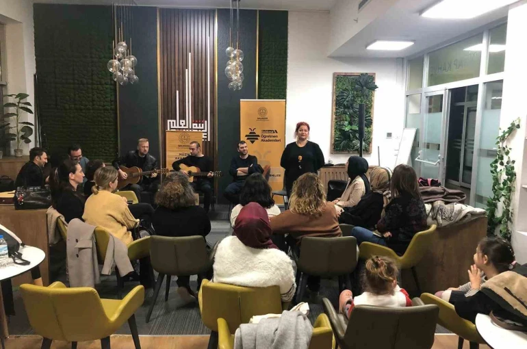 Balıkesirli öğretmenler hem çaldı, hem söyledi 