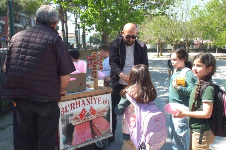 Balıkesirli vatandaş babasının hayrı için öğrencilere pamuk şekeri dağıttı 