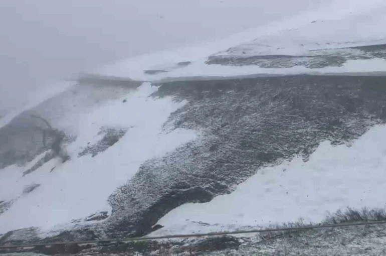Balıyla dünyaca ünlü Anzer Yaylası’nda kar sürprizi 