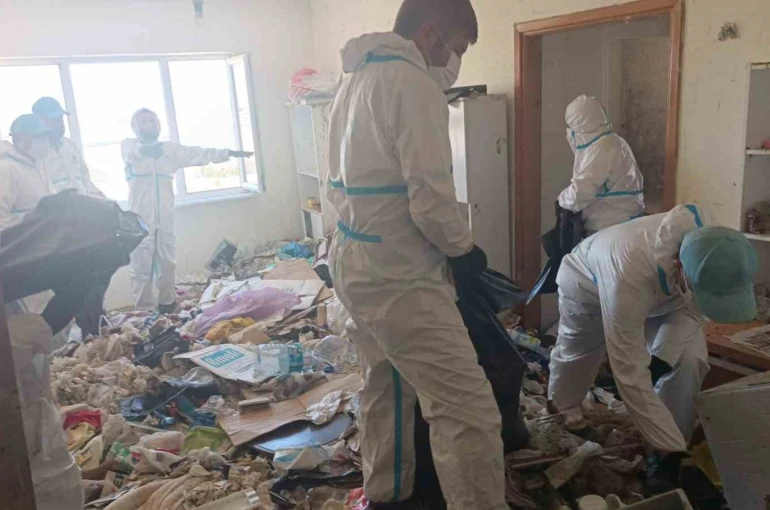 Balkan Mahallesi’nde evden 28 ton çöp çıkarıldı