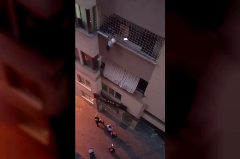 Balkon filesinde asılı kalan çocuğunu düşmesin diye dakikalarca tuttu