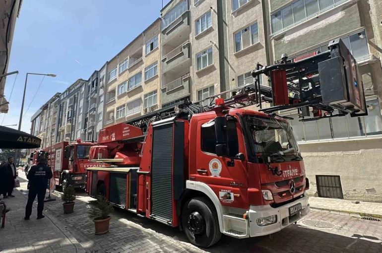 Balkonda yanan koltuk paniğe yol açtı 