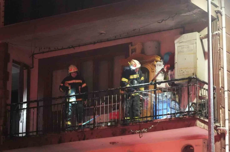 Balkondaki kombiden çıkan yangın mahalle sakinlerini korkuttu 