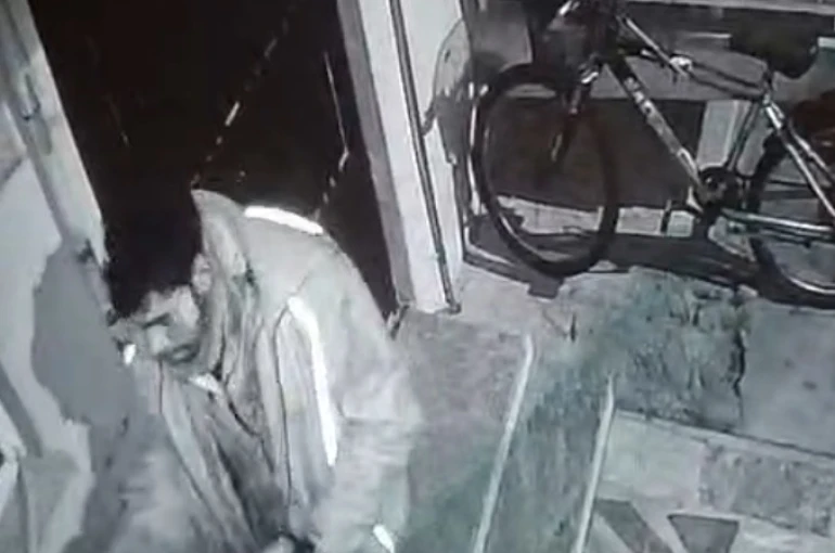 Balkondaki motosiklet ekipmanlarını çaldı