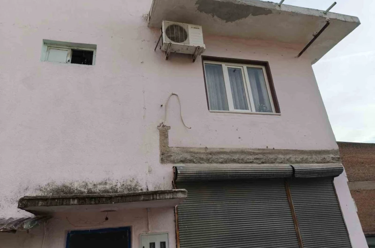 Balkonu çöken bina mühürlendi 