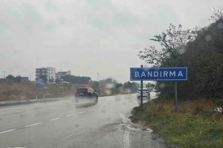 Bandırma güne yağışla başladı