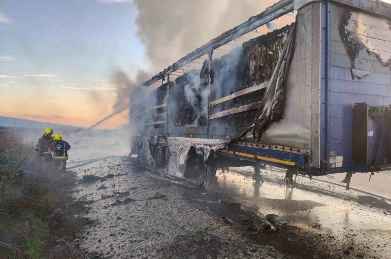 Bandırma karayolunda tır dorsesi alev aldı 