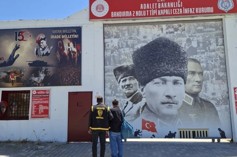 Bandırma’da 60 yıl hapis cezasıyla aranan şahıs kıskıvrak yakalandı 