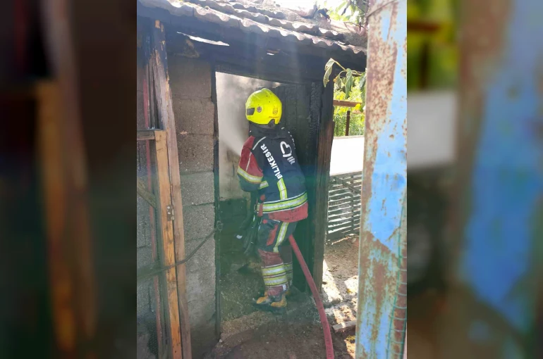 Bandırma’da damda çıkan yangın korkuttu
