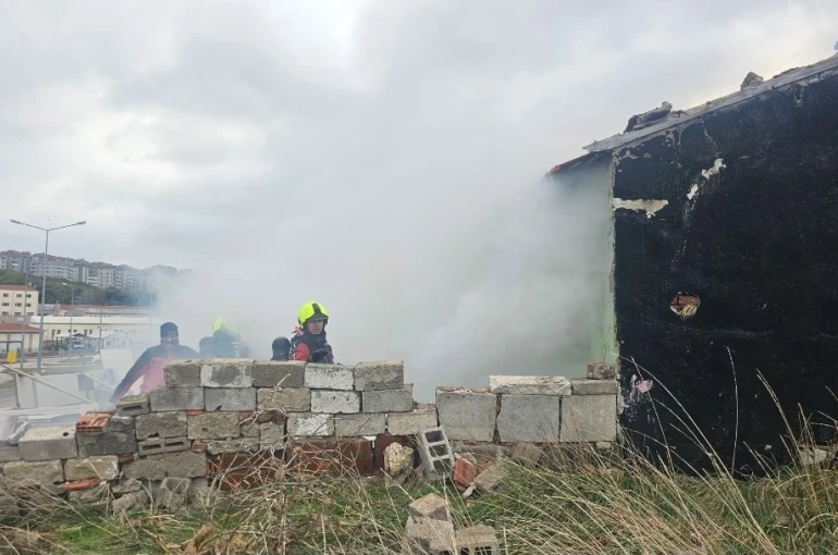 Bandırma’da metruk binada soba yangını, 1 kişi dumandan etkilendi 