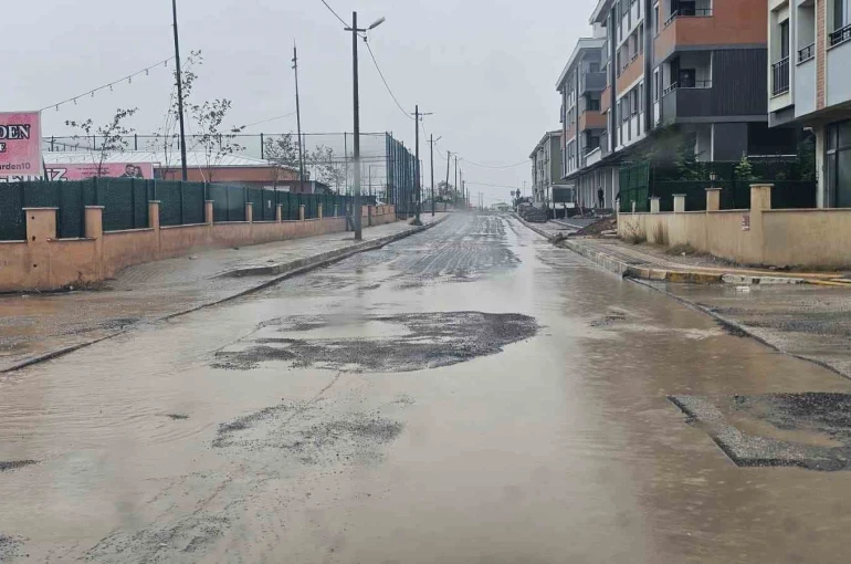 Bandırma’da sağanak yağış etkili oldu