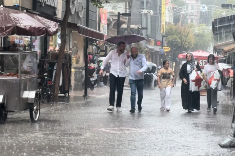 Bandırma’da sağanak yağış etkili oldu 