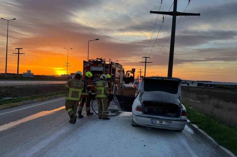 Bandırma’da seyir halindeki araç alev aldı 